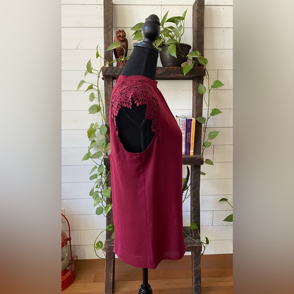 Express: Stylish Burgundy Top with Lace Details - Picture 6 of 17